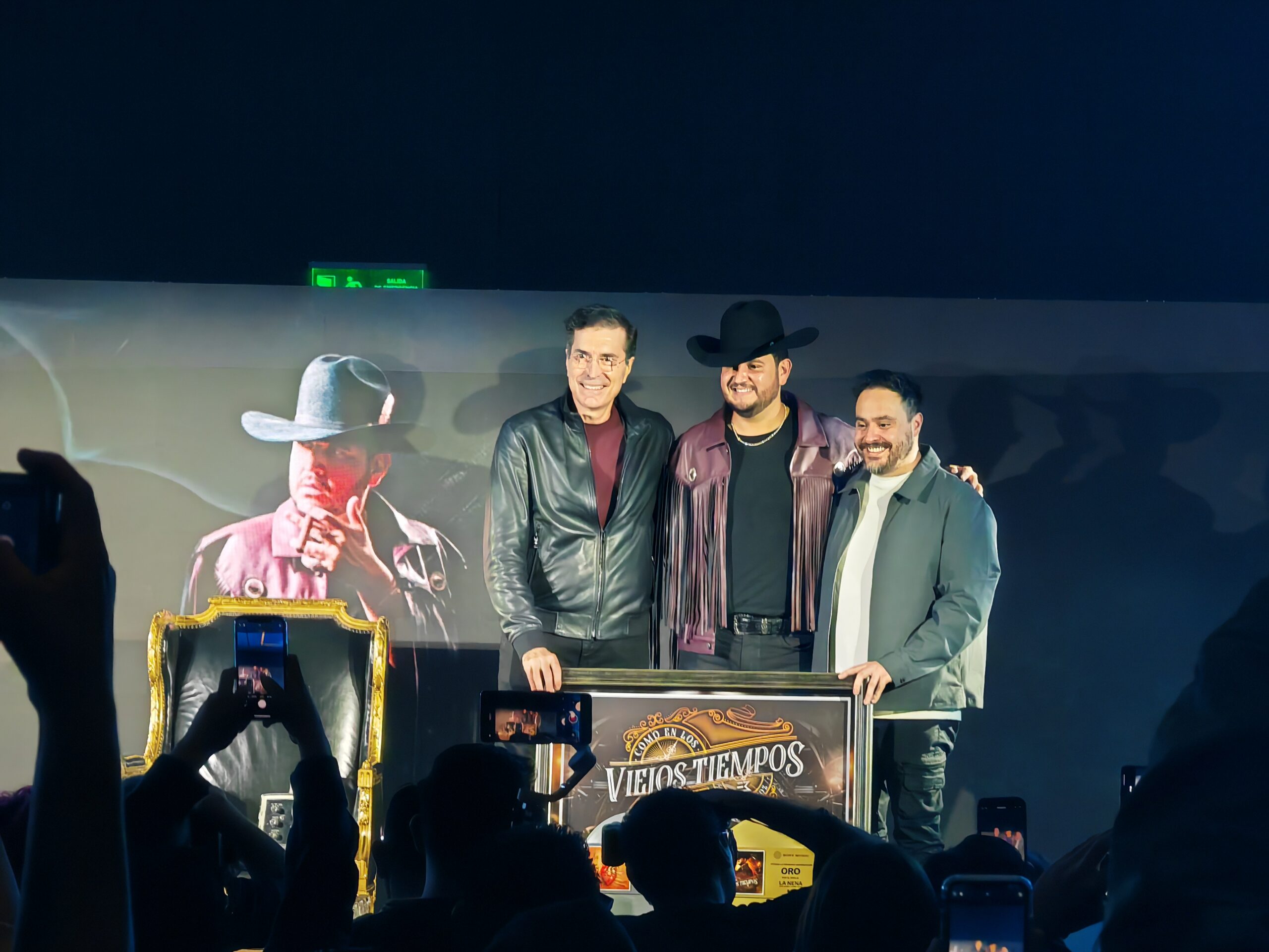 Edén Muñoz recibió por parte de Sony Music, un disco de oro por el tema "La Nena" y un disco de plata por el sencillo "Como en los viejos tiempos. 