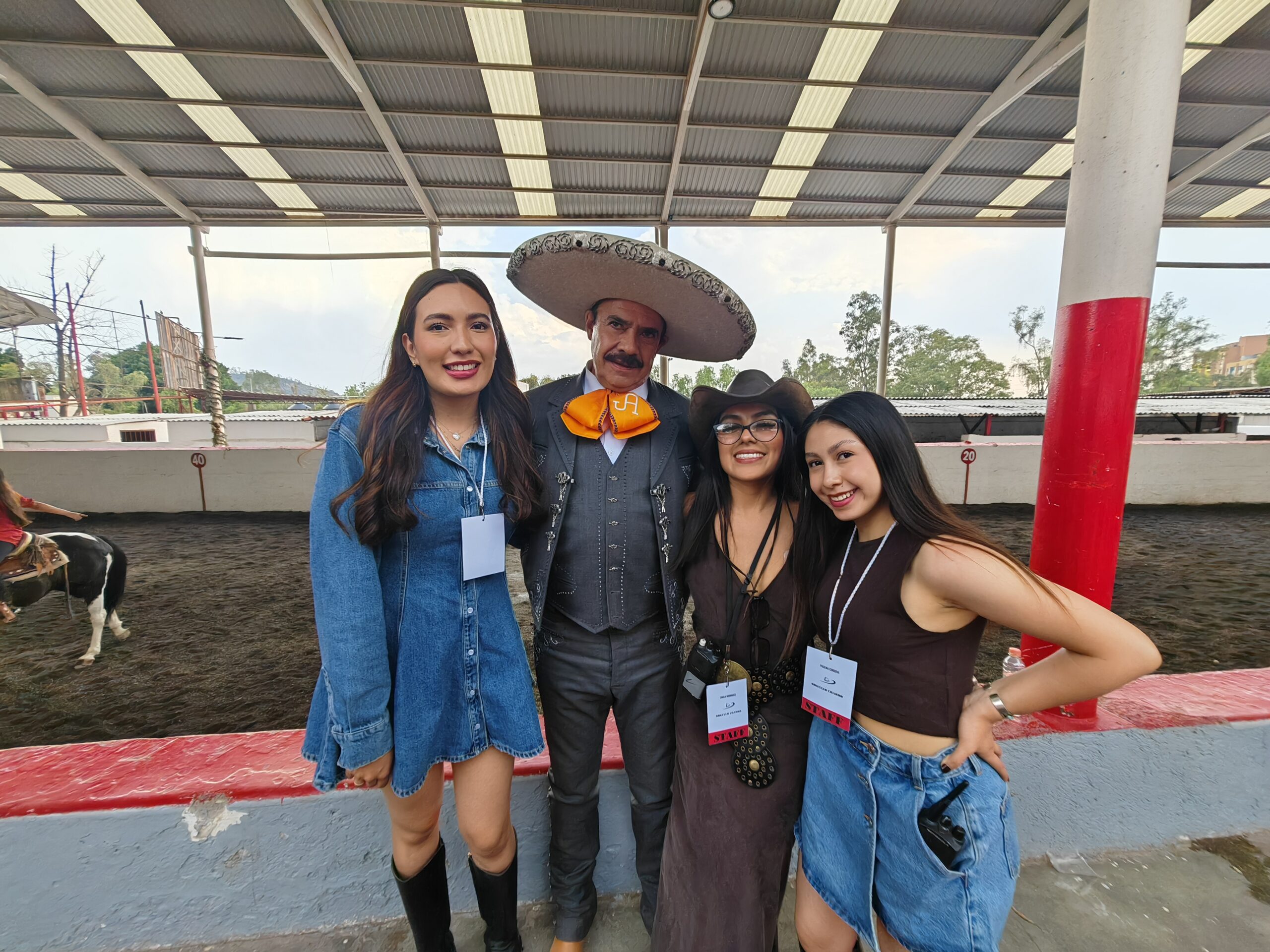 Javier Aparicio junto a estudiantes de la Escuela Bancaria y Comercial.